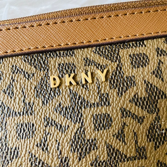 DKNY Wristlet Brown / Tan NWT - Picture 2 of 7